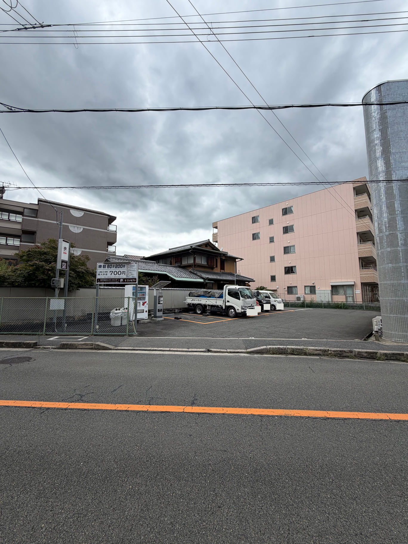 医院の向かいにあるコンセプト駐車場。写真右側の開いた車路が入口です。奥の6・7・8番は、この写真では番号を確認できません。
