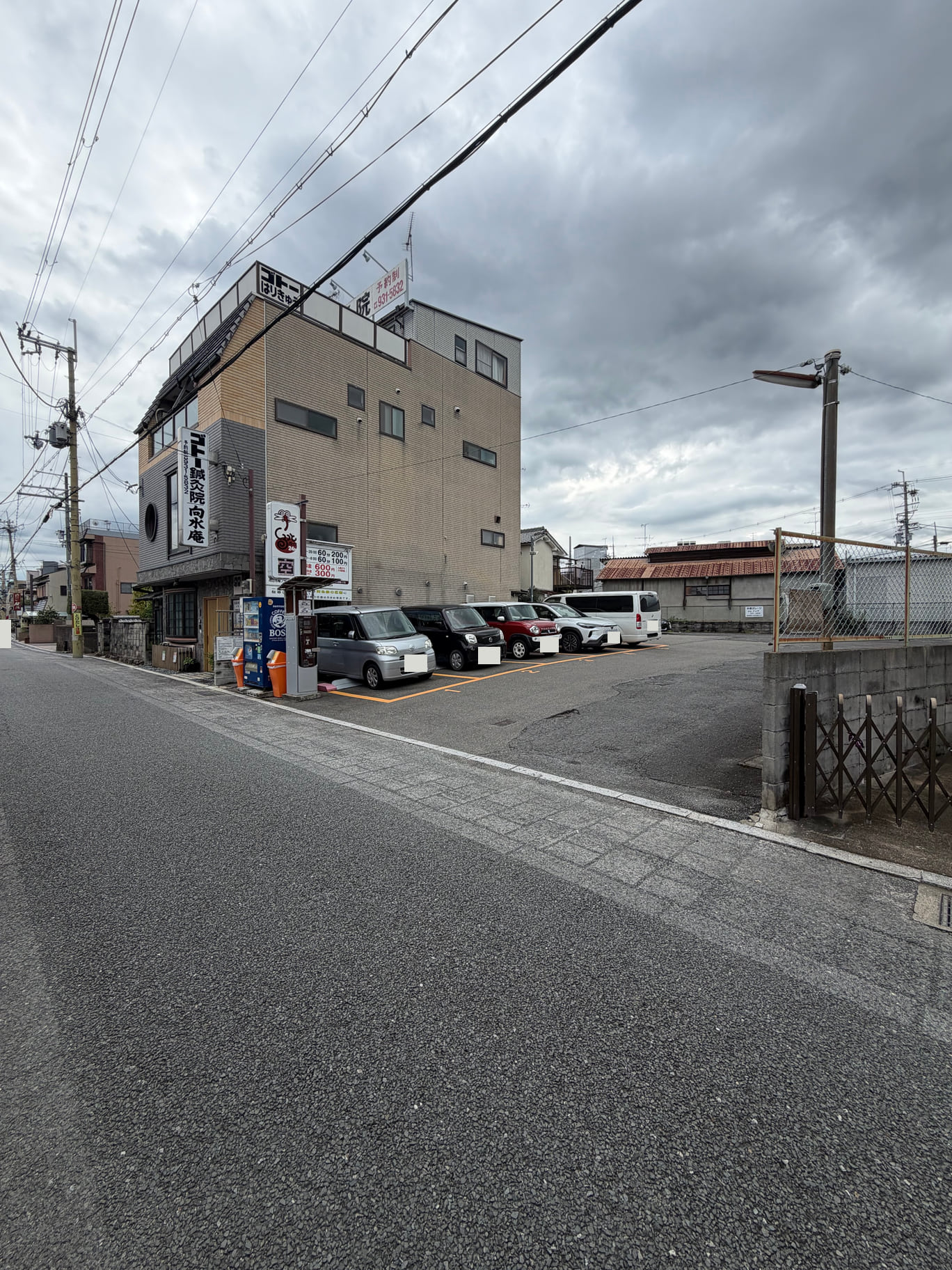 くるっとパークの入口全体。左に看板と青い自動販売機があり、その右側の広く開いた車路から入ります。